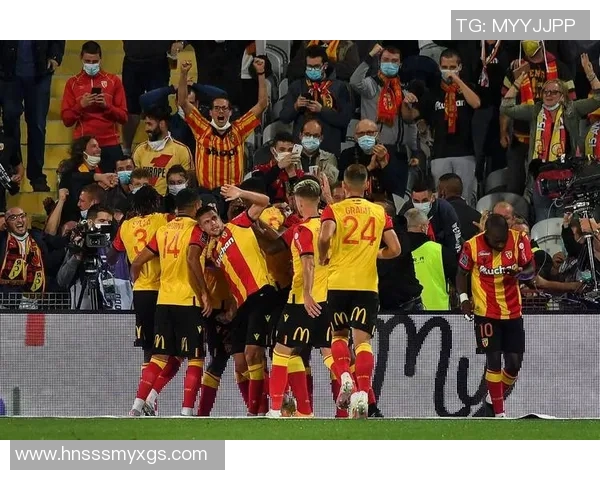 巴黎圣日耳曼与曼联的历史交锋回顾与战绩分析